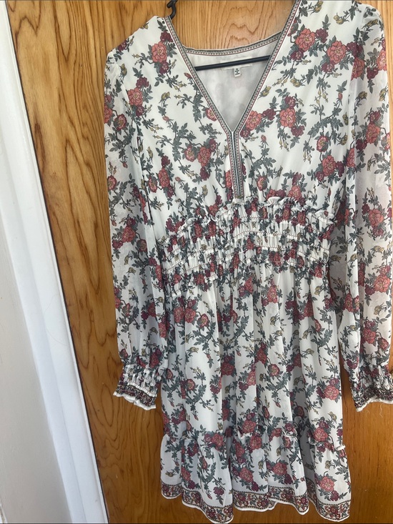 Max Studio Dresses & Skirts - Max Studio White Floral V-Neck Long Sleeve Dress